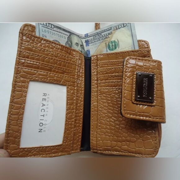 NWT Kenneth Cole Reaction Vachetta Tan Crocodile Embossed Wristlet Bifold Wallet - Picture 2 of 8